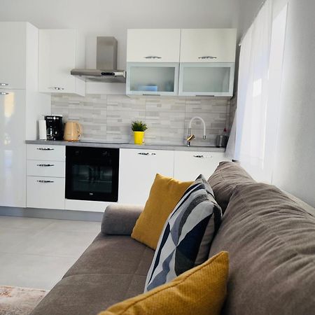 Apartment Erika - For 2 Near The Beach Pula Exterior photo