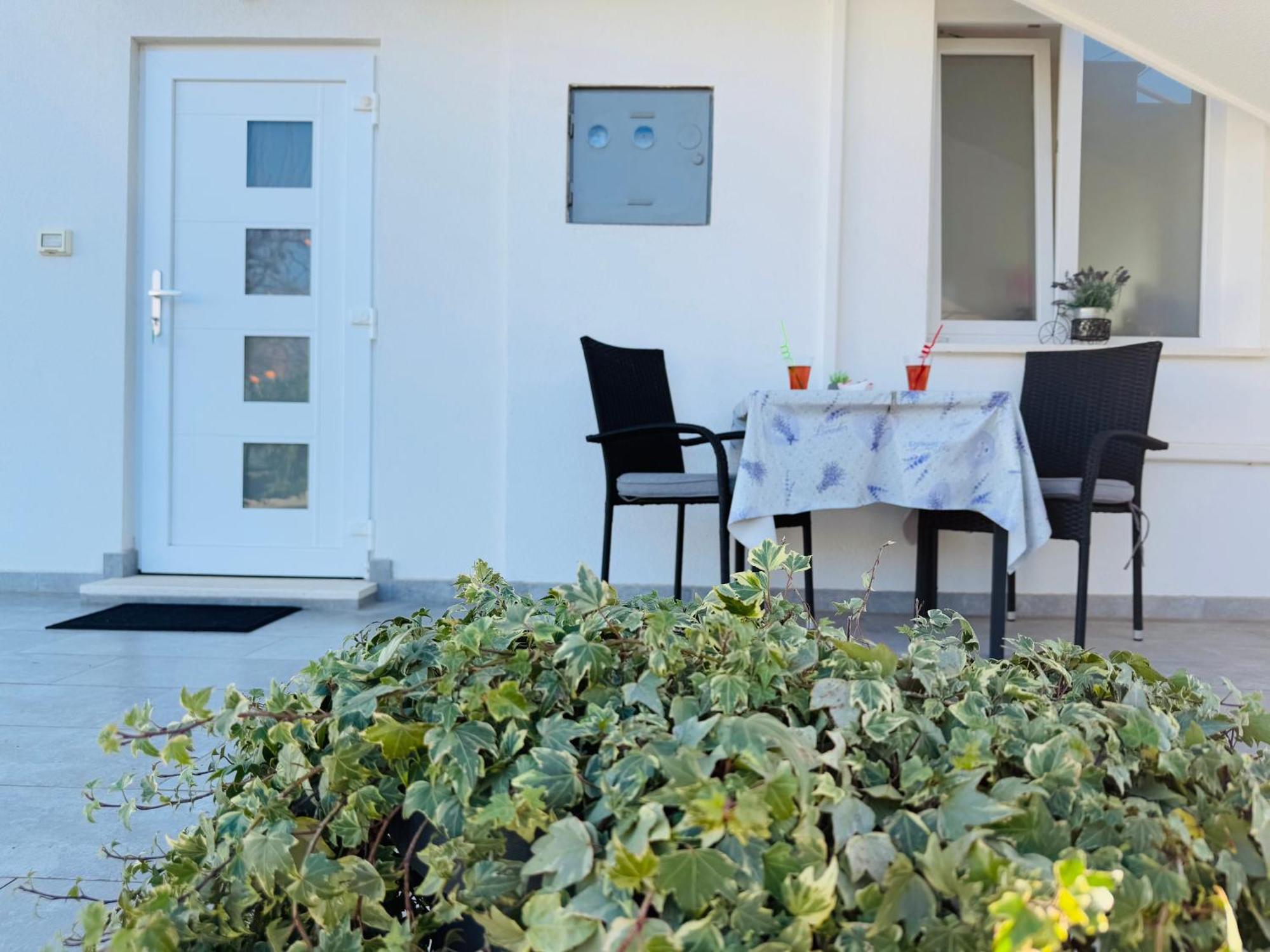 Apartment Erika - For 2 Near The Beach Pula Exterior photo